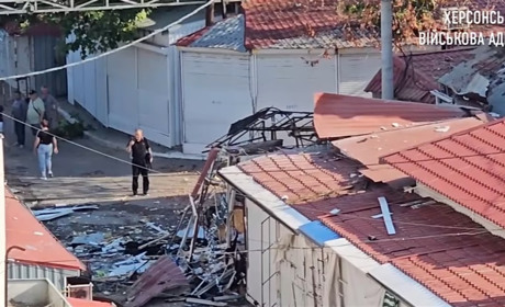 Окупанти зранку вдарили по одному із ринків Херсона (відео)