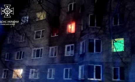 Вночі загорілася квартира на вулиці Бандери. Вогнеборці врятували 9 людей, в тому числі 2 дітей