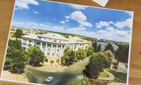 "Бахмут там, де ми є": у Жовтих Водах відкрили фотолокацію до Дня міста Бахмута