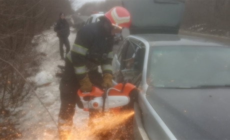 Біля Капустина 32-річний водій зіткнувся з відбійником. Допомогли рятувальники