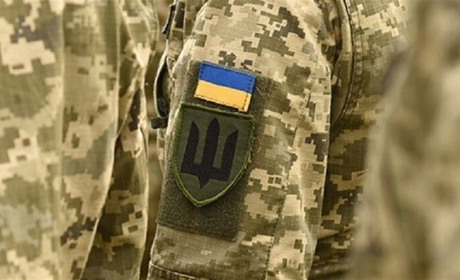 Побив і поставив на коліна