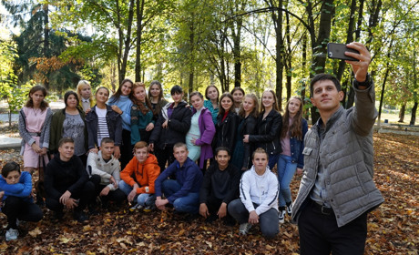 Переможці конкурсу "Селфі з вчителем" 2020 отримали яскраву фотосесію та подарунок