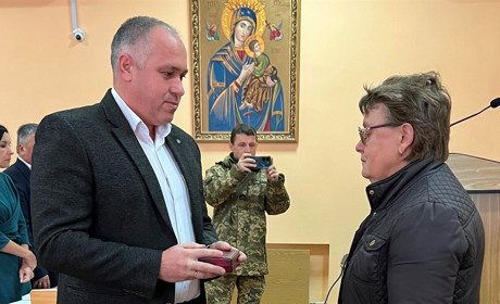 Нагороду Героя Андрія Жолондика вручили його матері