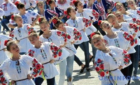Виступ кінного театру і свято фарб Холі: як на Луганщині святкуватимуть день народження області
