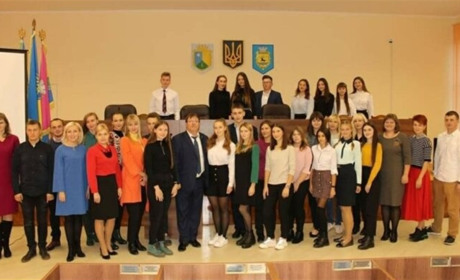 Депутат міськради звинуватив мера Славути у зв`язках з дівчатами з Молодіжної ради. Що відповів мер?
