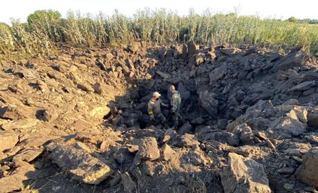 Окупанти винищують села на Херсонщині нищівними обстрілами та спалюють поля