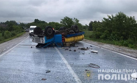 На Кременеччині не розминулися JEEP Cherokee та молоковоз 