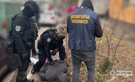 В Одесі чоловік поштою замовляв небезпечні наркотики в особливо великих розмірах, фасував і збував