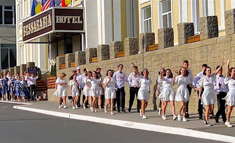 В школах Измаила начались последние звонки (видео)