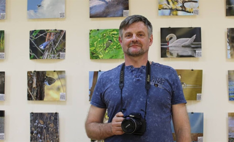Полювання з фотоапаратом: у Тростянці відкрилася виставка бьордвотчера Володимира Шелеста
