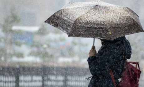 Дощ, мокрий сніг, пориви вітру та ожеледиця: про погоду розповідають синоптики