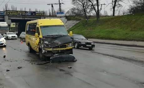 Помер водій, який нещодавно травмувався у ДТП під мостами в Херсоні. Шукають відео, фото аварії