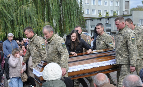 «На щиті» до згорьованої дружини і трирічної донечки повернувся 28-річний воїн-розвідник з Чорткова