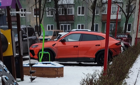 Посеред житомирських хрущовок помітили кросовер Lamborghini за 400 тисяч доларів