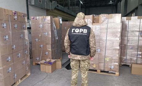 Замість морозива – алкоголь та цигарки: чергову контрабанду виявили прикордонники