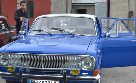 Біляївець перетворив Волгу на авто американської класики 90-х і впевнено їздить нею вулицями міста 