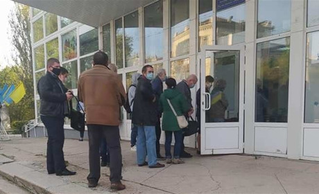 Місцеві вибори у Херсоні: голосування розпочалось, на дільницях вже є черги