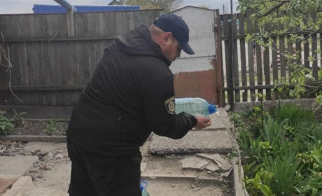 Сумнівний «бізнес»: у Золотоноші поліцейські виявили у пенсіонерки бутлі самогону. І це не вперше