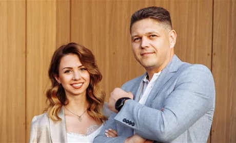 Настя з Уханю заручилась із топ-чиновником та поїхала відпочивати. А ще у пари — однакові тату