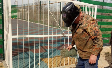 На Слобідці відремонтували дитячий майданчик та завезли туди пісок: жителів просять бути дбайливими