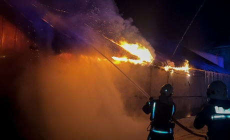 П’ять одиниць техніки та 17 рятувальників: деталі вечірніх загорянь у Шостці