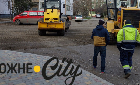 Зруйновані дороги в Южному спричиняють дискомфорт містянам: коли планується ремонт