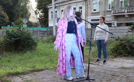 Виступ у халаті на імпровізованій сцені: у Дрогобичі відбувся показ 6 історій містян і переселенців