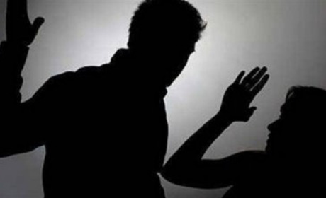 В Почаєві чоловік, який тероризує родину, напав на поліцейських