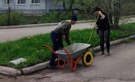 У Добропіллі комунальники озеленюють місто. ФОТО