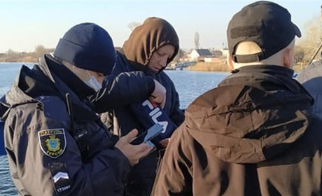 На мосту в Гідропарку сталось ДТП: водій мопеда збив дівчину