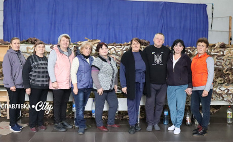 Захист для синів: як родина з Самарського плете маскувальні сітки з «Незламною Петропавлівкою»|ВІДЕО