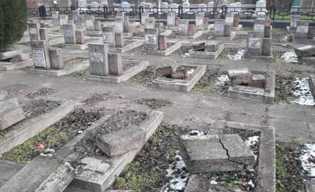 Невідомі вандали розгромили могили на херсонському меморіальному цвинтарі