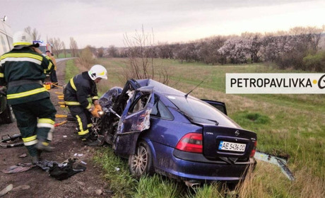 У автотрощу між Дмитрівкою та Бажанами потрапили легковик та бензовоз