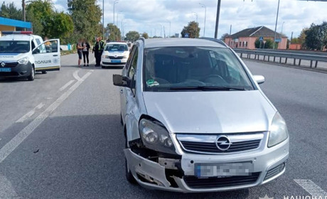 Автівка збила жінку, яка переходила пішохідний перехід з велосипедом в руках
