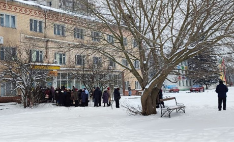 Пенсіонери Шостки вже другий день отримують LED-лампи у відділенях Укрпошти