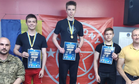 Чемпіонат Глухова з жиму лежачи. Як відбулися змагання в укритті та які результати