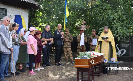 Миколаївська громада провела в останній шлях свого Героя – Володимира Астапчука (ВІДЕО)