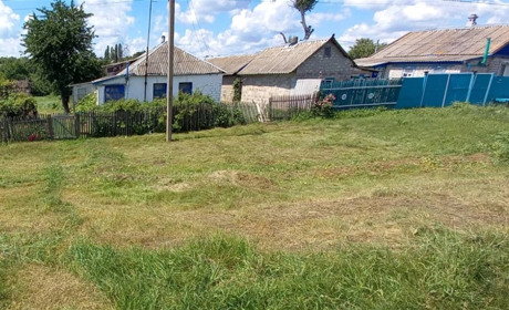 У Воєводську людям поважного віку громада допомагає косити бур'яни, ремонтувати паркани.