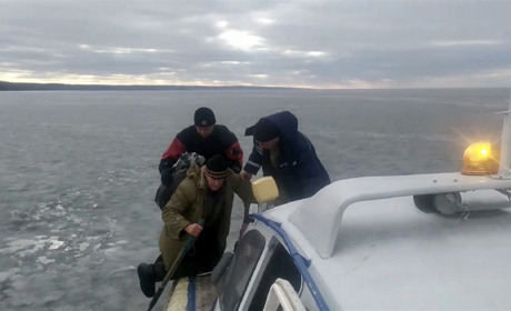 Спасатели просят воздержаться от зимней рыбалки, выход на лед может стоить жизни