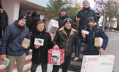 Хто дістав призи зі стовпа на святі гумору у Калинівці