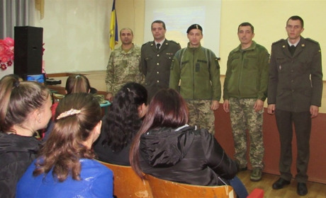Випускників шкіл запрошують навчатися до військових вишів