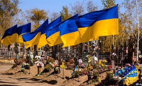 Прапори на могилах загиблих захисників: чому у Біляївці вони наразі встановлені не у всіх
