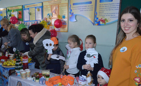 У школі №1 пройшов традиційний ярмарок: куди підуть кошти, та що діти подарували рідному місту