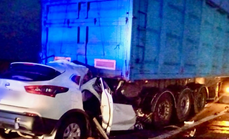 На трасі Київ-Одеса легковик в'їхав у причеп вантажівки: розбилася водійка з дитиною