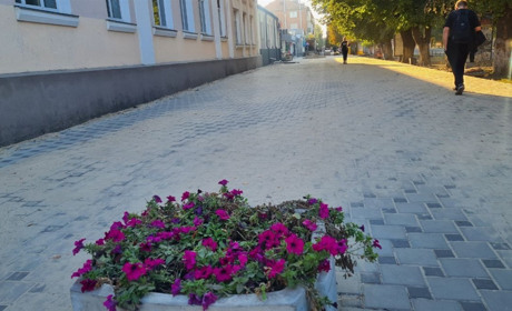 У Фастові ремонтують тротуар біля хлібзаводу: чому і навіщо