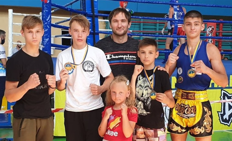 Чотири медалі та чемпіонство: лозівські бійці з Муай-Тай стали одними з кращих в Україні