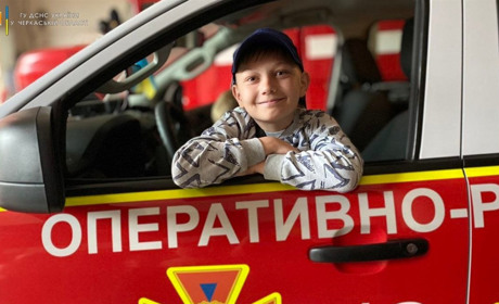 Як влаштоване спецавто та як працює його обладнання: діти завітали до пожежної частини Сміли