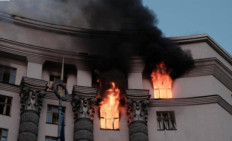 Росія вперше за час війни атакувала будівлю Кабміну України: горіли верхні поверхи