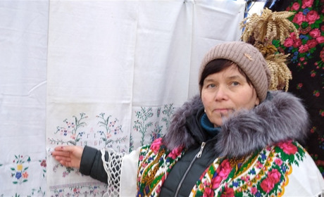 Мешканка Глинська не пам’ятає своєї матері, але більше шістдесяти років береже її рушники