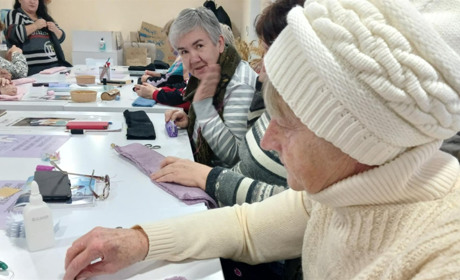 Слухачі університету третього віку під Різдво вчили українську та власноруч робили головні убори